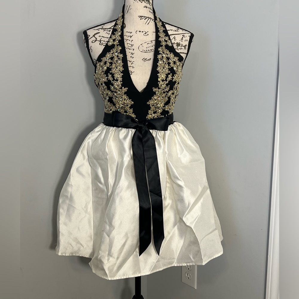 Teeze Me Juniors' Embroidered Halter Fit & Flare Dress size 5.  NEW with tag.